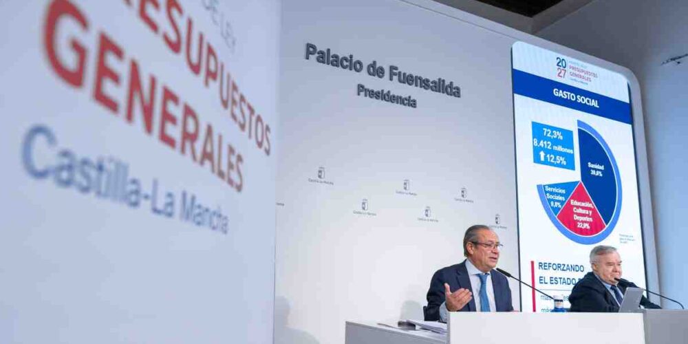El consejero de Hacienda, Administraciones Públicas y Transformación Digital, Juan Alfonso Ruiz Molina, junto con el director general de Presupuestos, Isidro Hernández Perlines.
