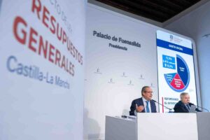 El consejero de Hacienda, Administraciones Públicas y Transformación Digital, Juan Alfonso Ruiz Molina, junto con el director general de Presupuestos, Isidro Hernández Perlines.