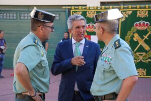 El delegado del Gobierno con dos agentes de la Guardia Civil