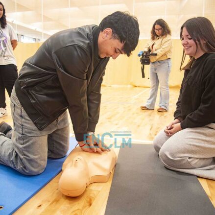 Fotos | Los ciudadanos aprenden a atender en situaciones límite en el taller de RCP Básico del Colegio Oficial de Médicos de Toledo — imagen 12