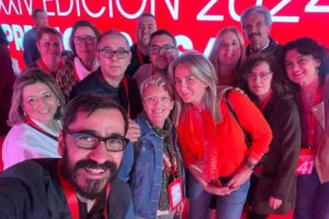Milagros Tolón en una foto de grupo durante el 41º Congreso del PSOE celebrado en Sevilla.