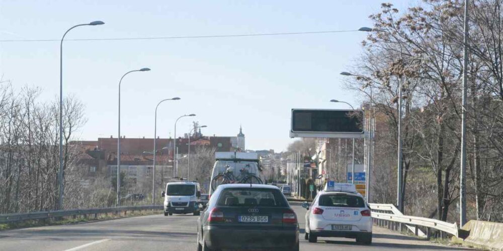 Coches circulando por una carretera de Toledo. Foto: EP.