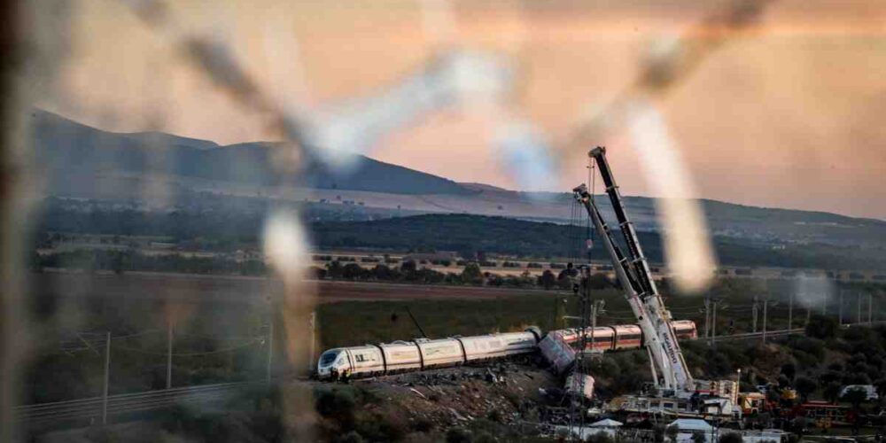 Las grúas retiran los vagones de los trenes accidentados. Foto: Diego Radamés/Europa Press