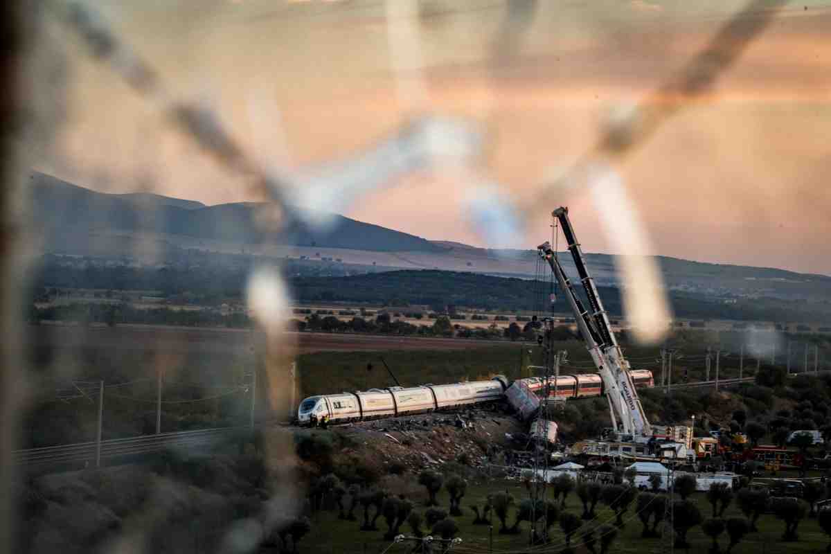 Las grúas retiran los vagones de los trenes accidentados. Foto: Diego Radamés/Europa Press
