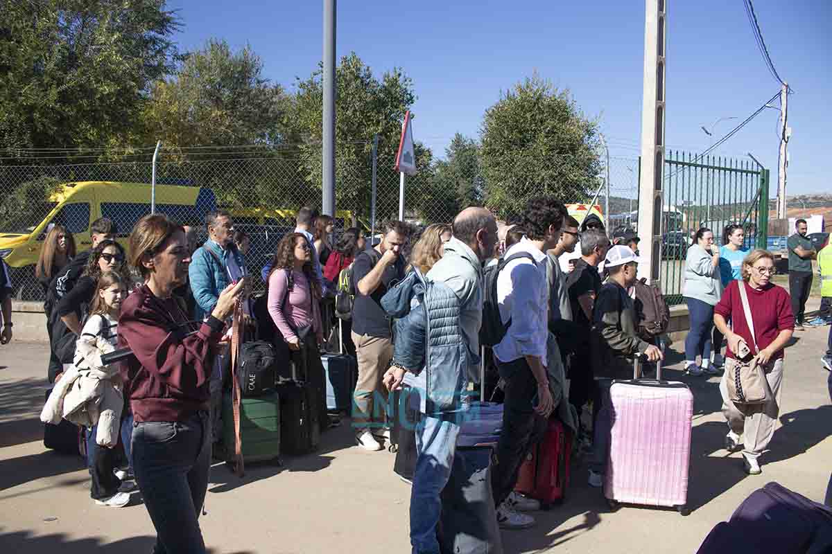 Viajeros ilesos esperan a los autobuses para retornar a casa