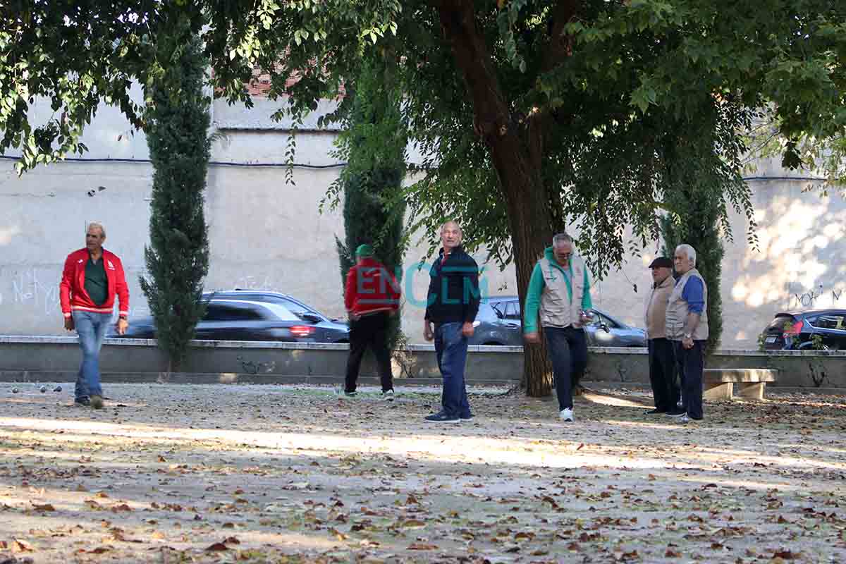 Vecinos de Urda jugando a la petanca