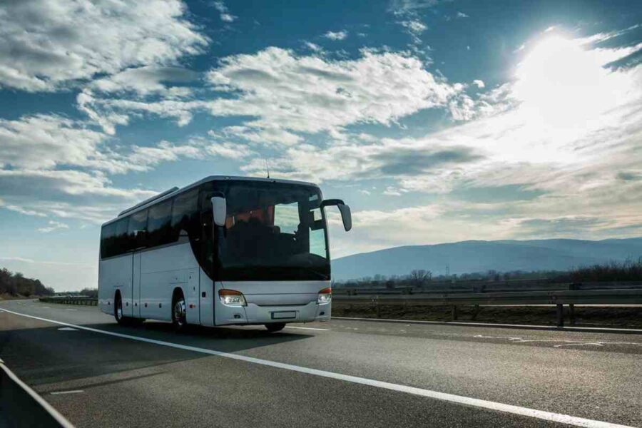 Investigan a empresas de transporte escolar y viajeros por repartirse el mercado y fijar precios en CLM