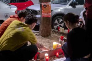 Varias personas del Sindicato de Inquilinas dejan velas y mensajes en la vivienda de Maricarmen. - Alberto Ortega - Europa Press