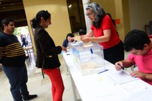 Una mujer votando en unas elecciones en Castilla-La Mancha.